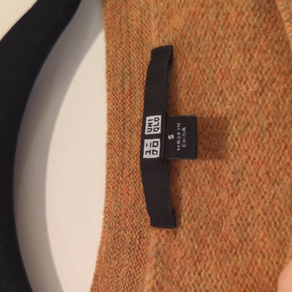 Uniqlo Mustard Yellow Lambswool Crew neck Sweater - Picture 3 of 4